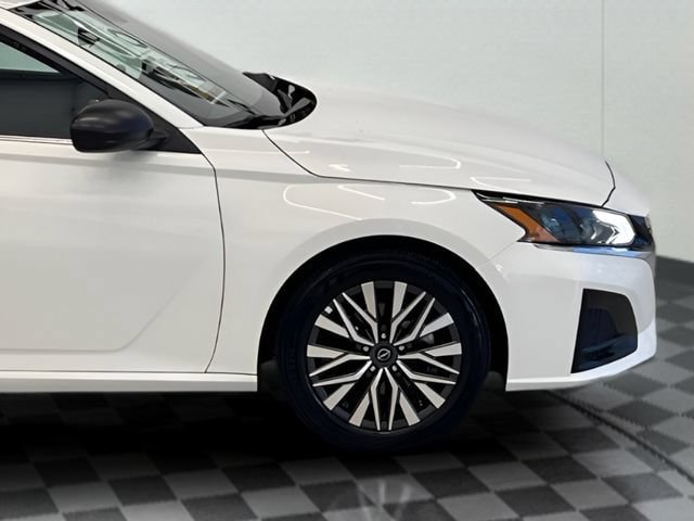 Used 2025 Nissan Altima 2.5 SV FWD image 9