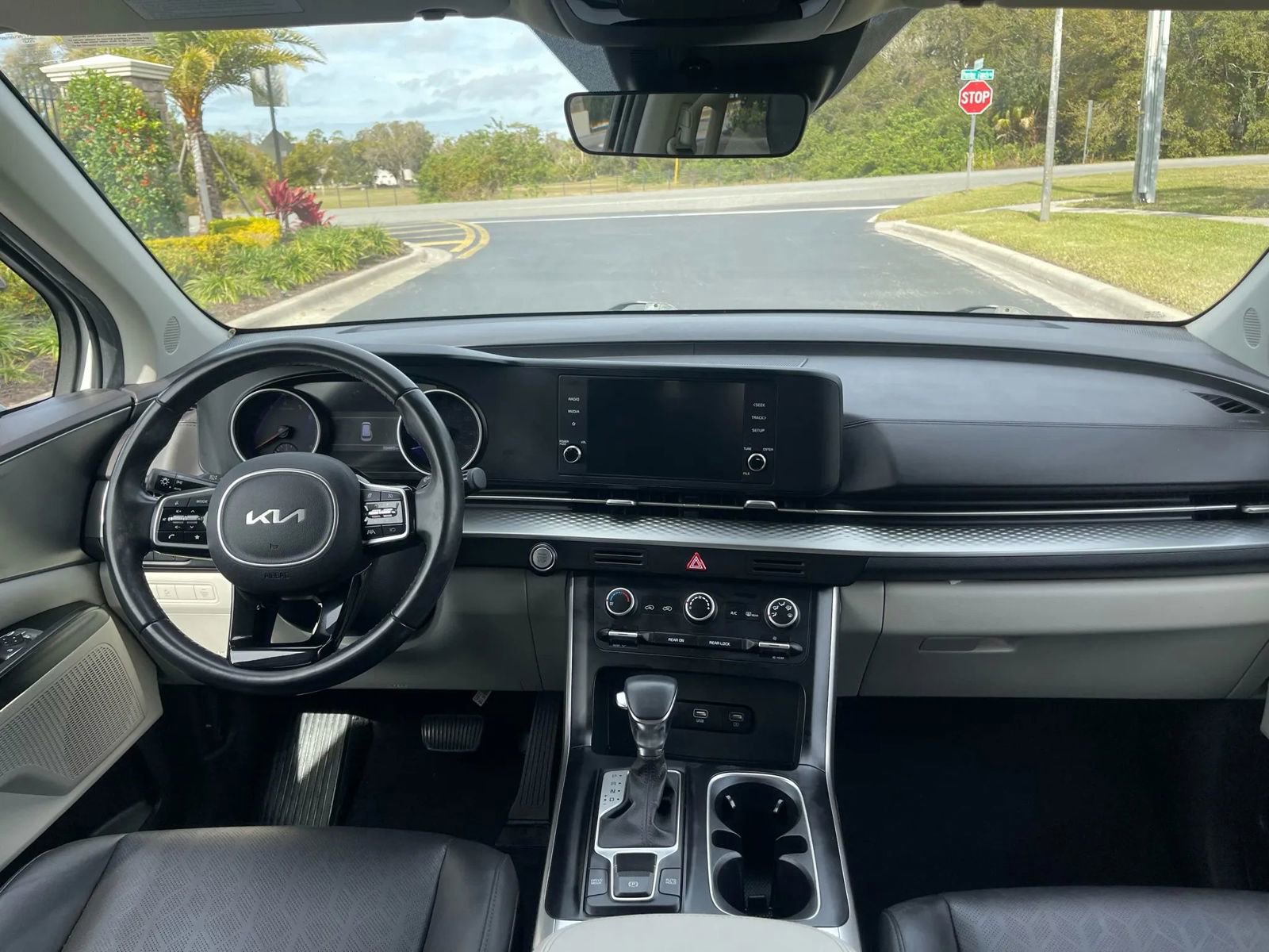 Used 2022 Kia Carnival LX image 8