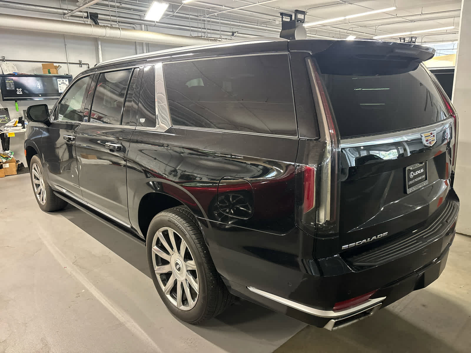 Used 2024 Cadillac Escalade ESV Premium Luxury Platinum image 4