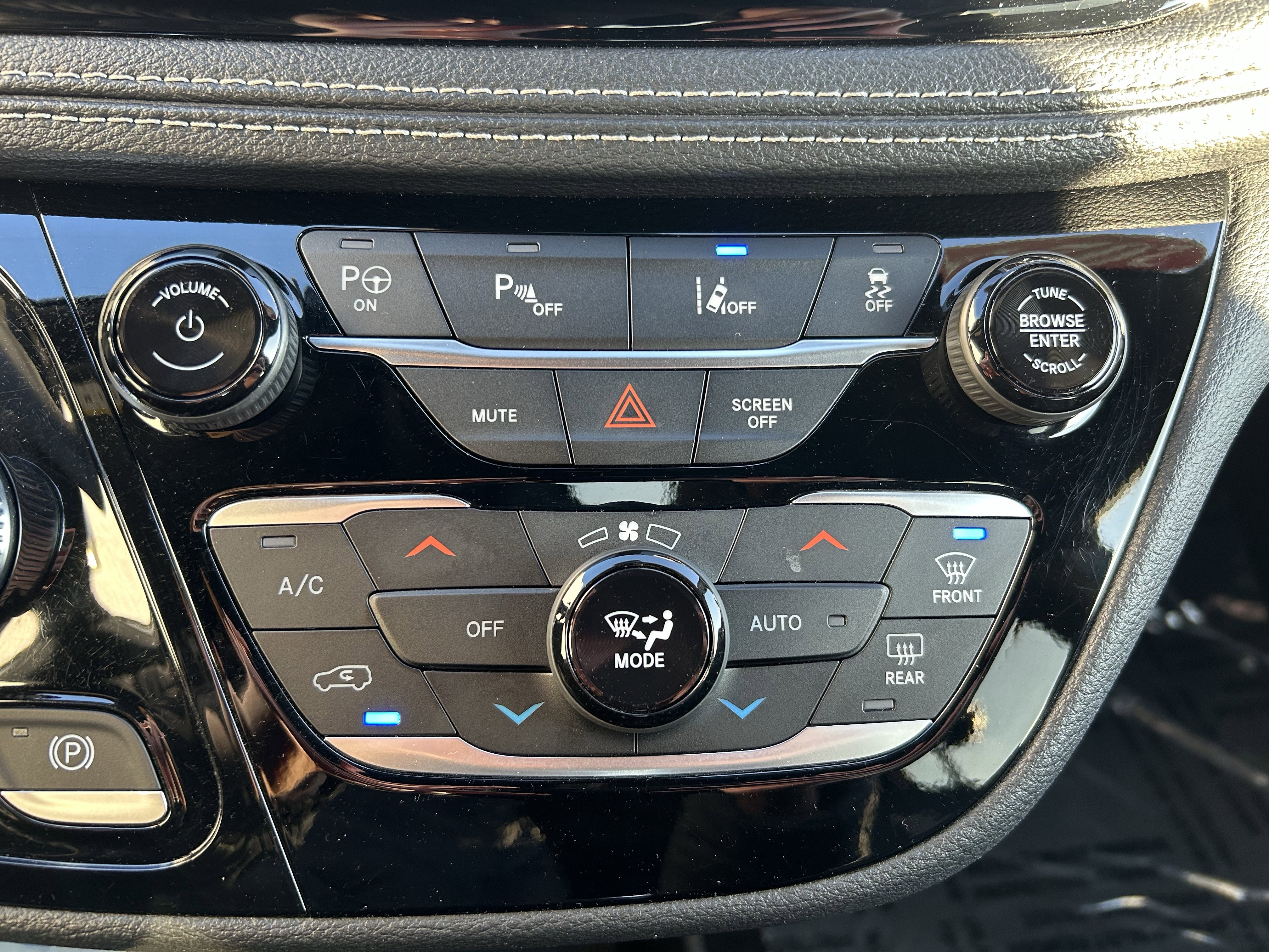 Used 2024 Chrysler Pacifica Limited image 30