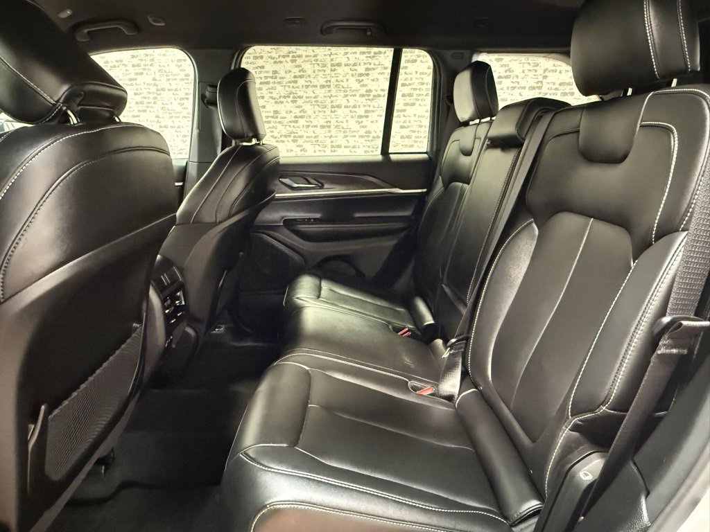 Used 2025 Jeep Grand Cherokee Limited image 17