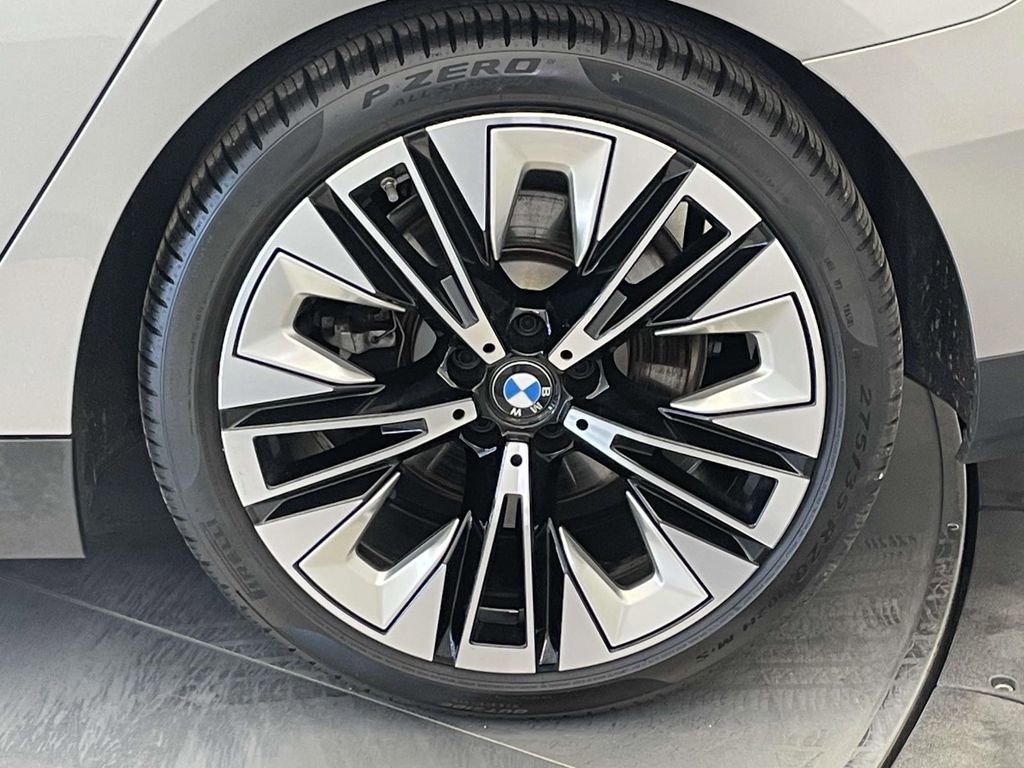 Used 2025 BMW 530i xDrive AWD/4WD image 12