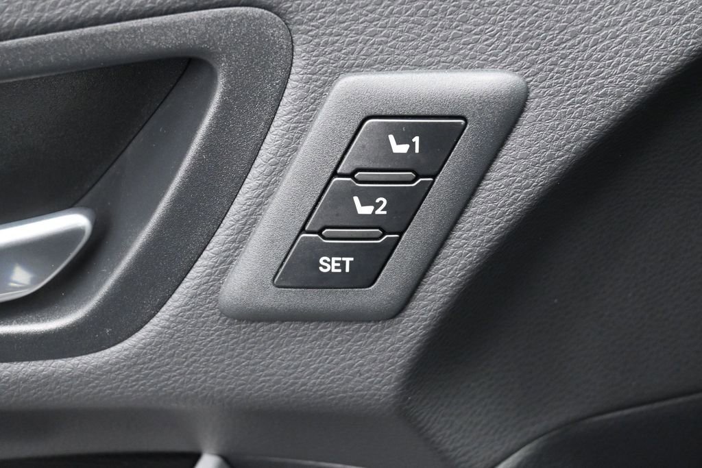 Used 2025 Toyota Sienna Limited AWD/4WD image 16