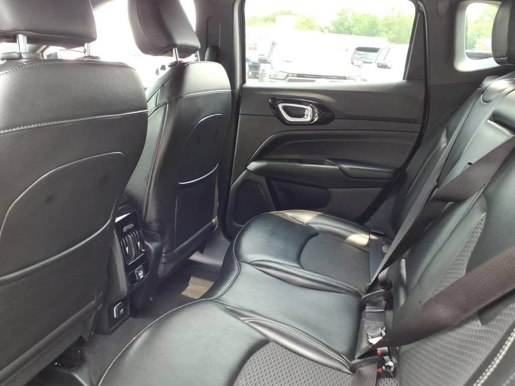 Used 2023 Jeep Compass Latitude AWD/4WD image 16