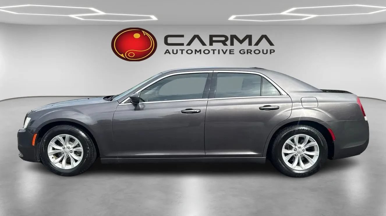 Used 2015 Chrysler 300 Limited RWD image 2