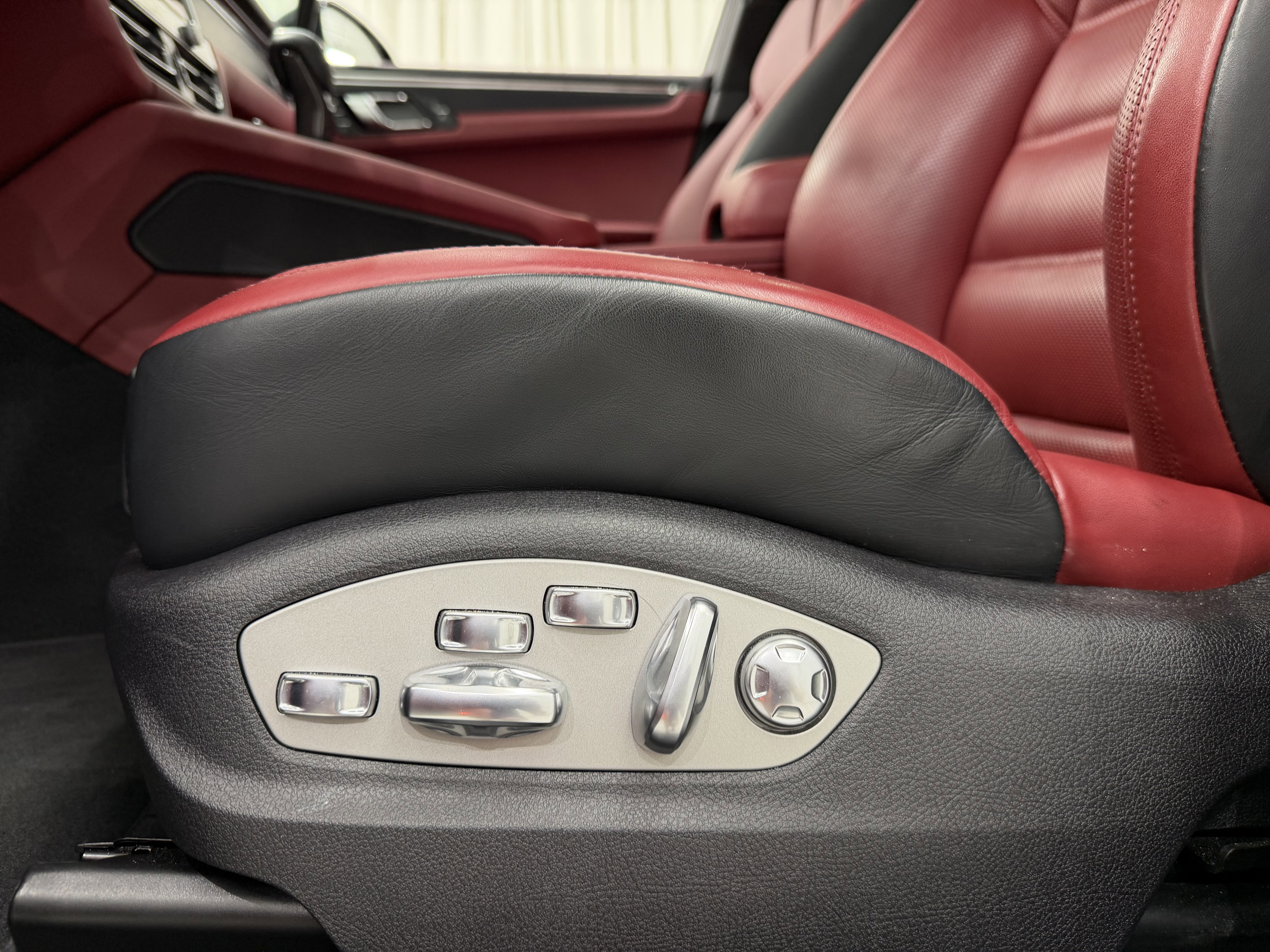 Certified 2024 Porsche Macan GTS image 31