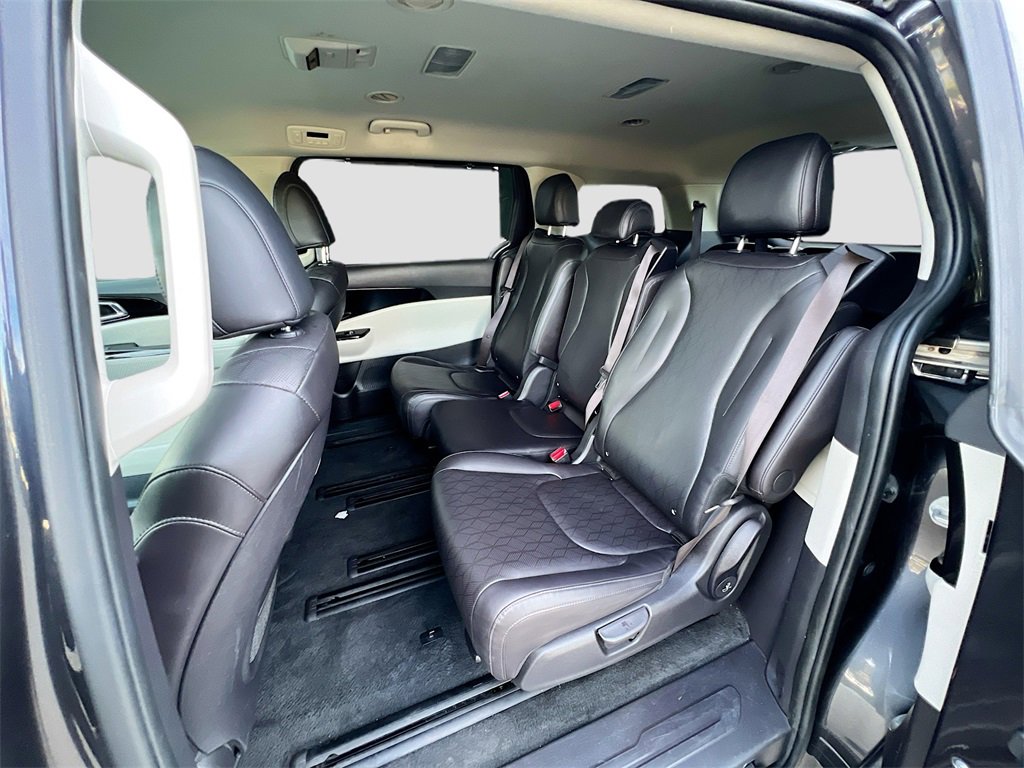 Used 2024 Kia Carnival EX image 24