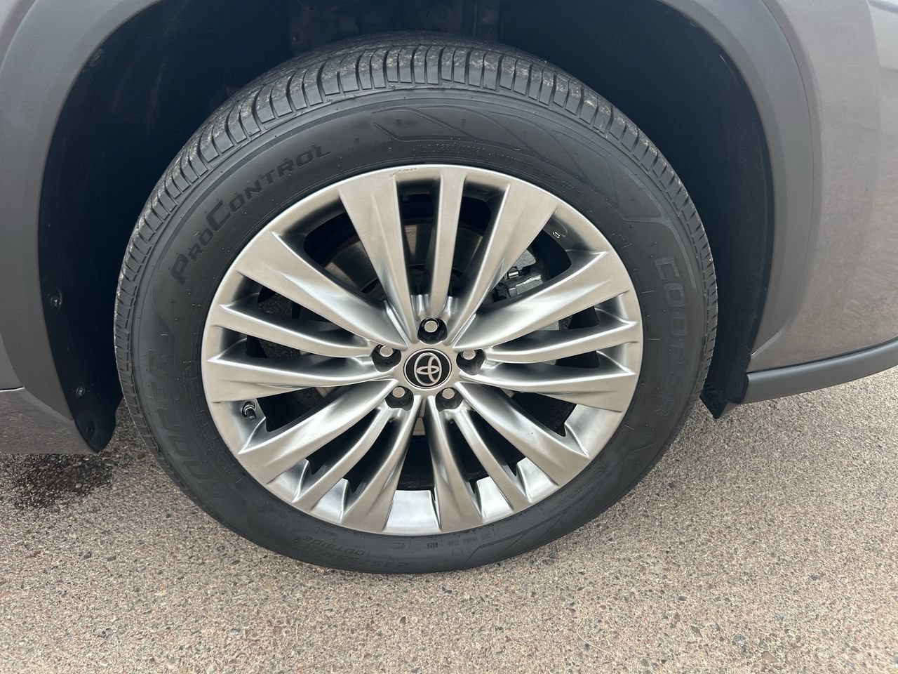 Used 2023 Toyota Highlander Platinum FWD image 9