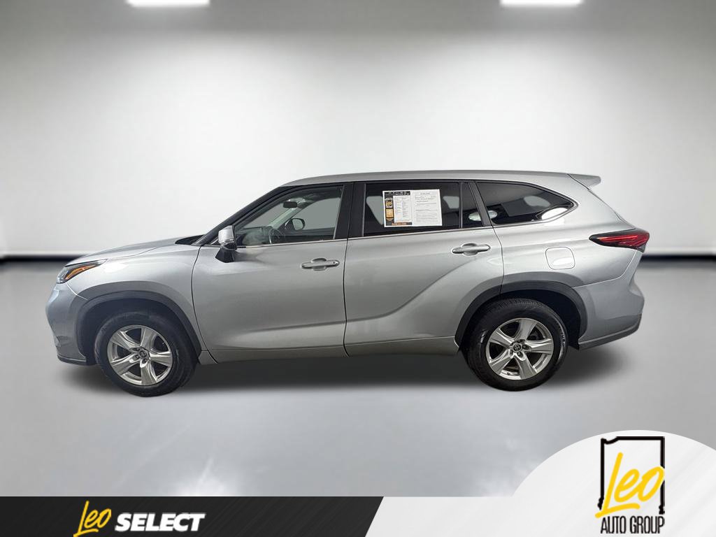 Used 2023 Toyota Highlander LE FWD image 2