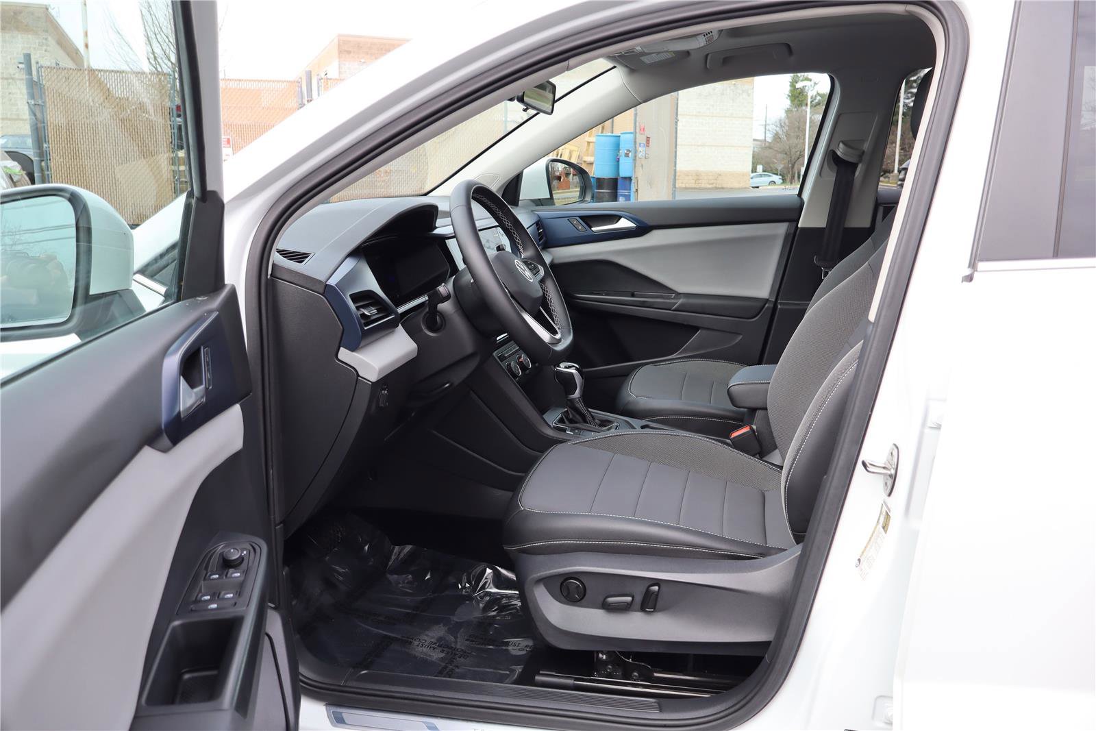 Certified 2022 Volkswagen Taos SE image 14