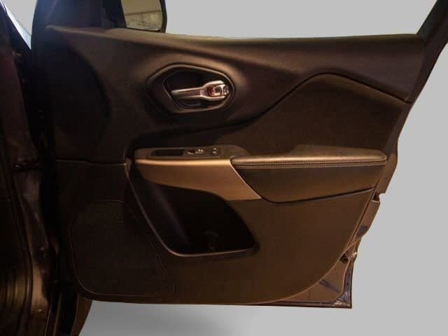 Used 2017 Jeep Cherokee Latitude w/ Cold Weather Group image 13