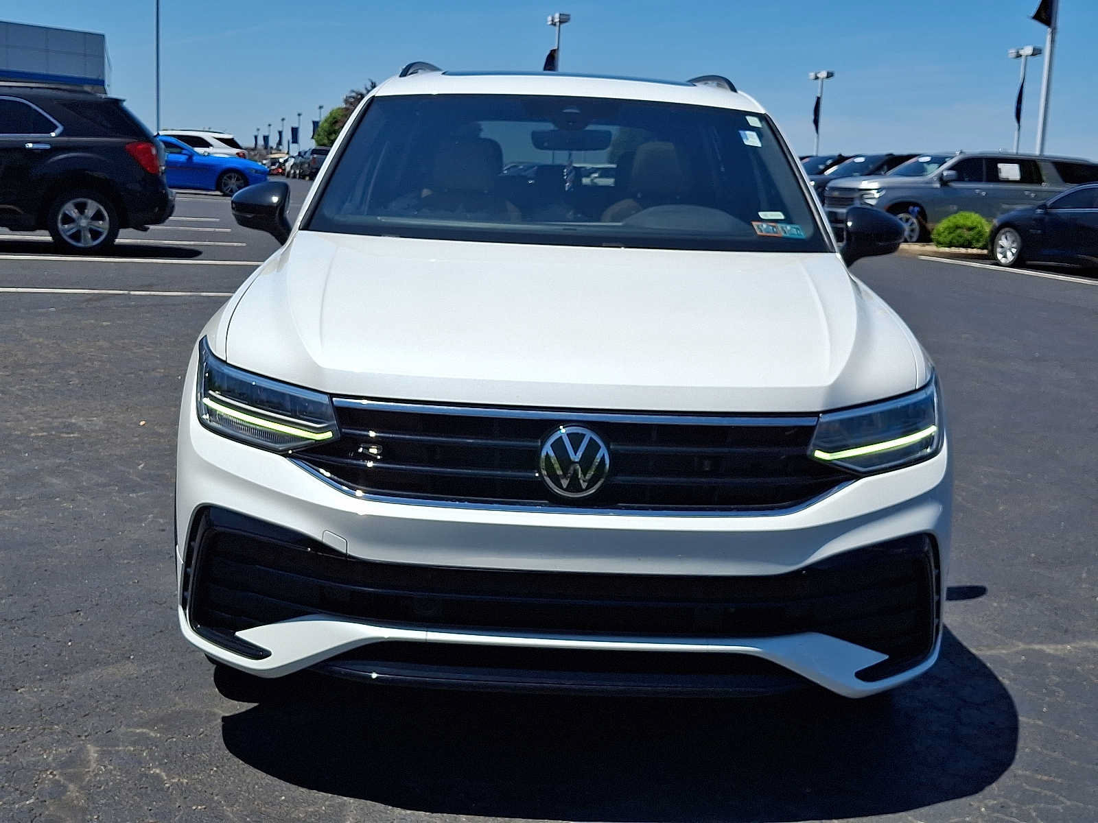Used 2022 Volkswagen Tiguan SE R-Line AWD/4WD image 2