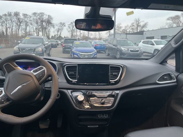 Used 2025 Chrysler Pacifica Select image 18