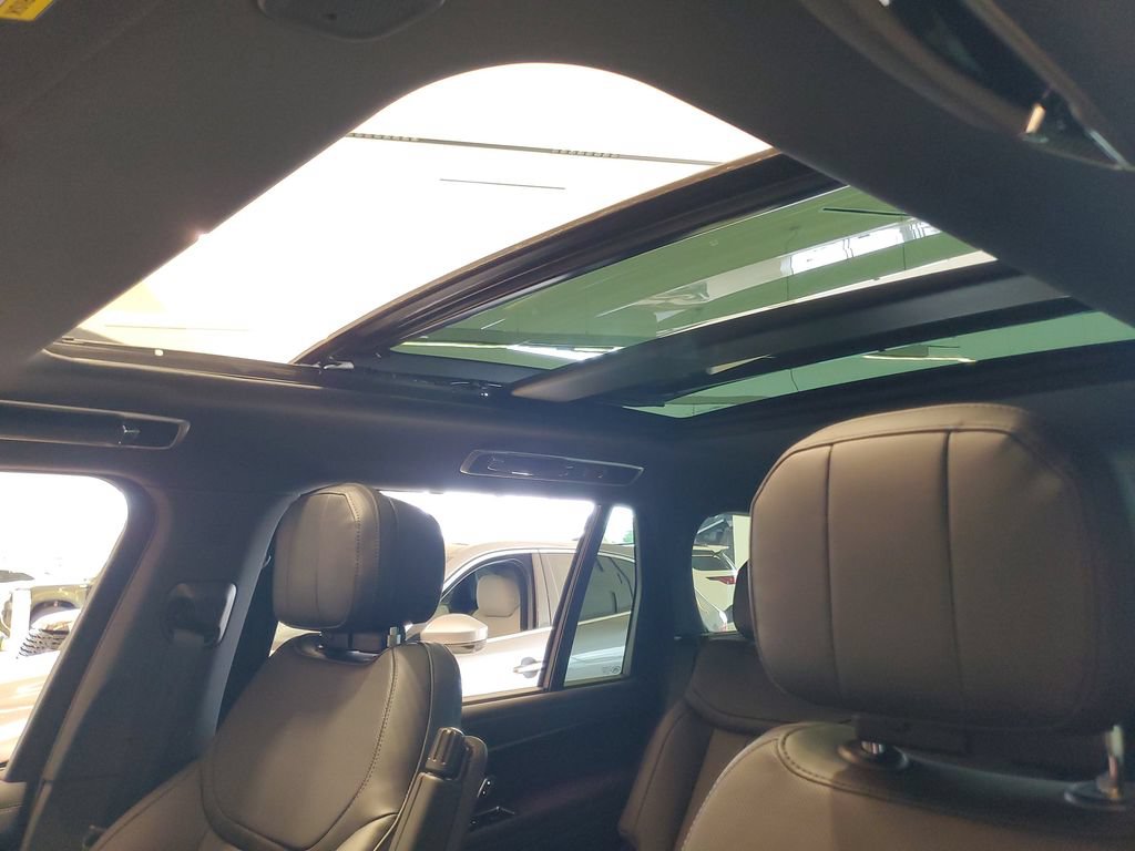 New 2026 Land Rover Range Rover Long Wheelbase SE AWD/4WD image 11