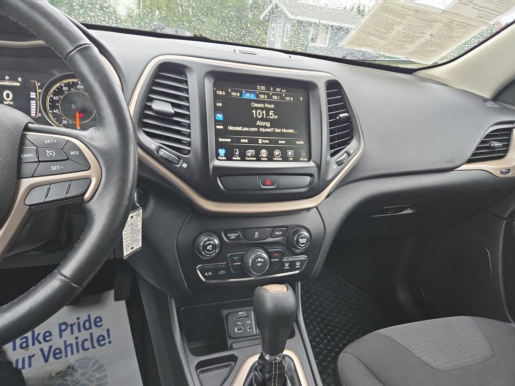 Used 2016 Jeep Cherokee Latitude w/ Cold Weather Group FWD image 24