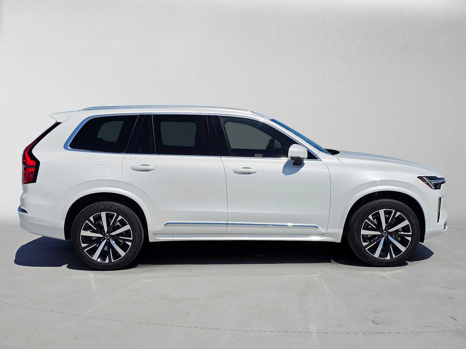 Used 2025 Volvo XC90 B6 Core w/ Climate Package AWD/4WD image 2