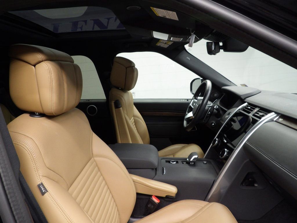 Used 2024 Land Rover Discovery Dynamic SE image 25