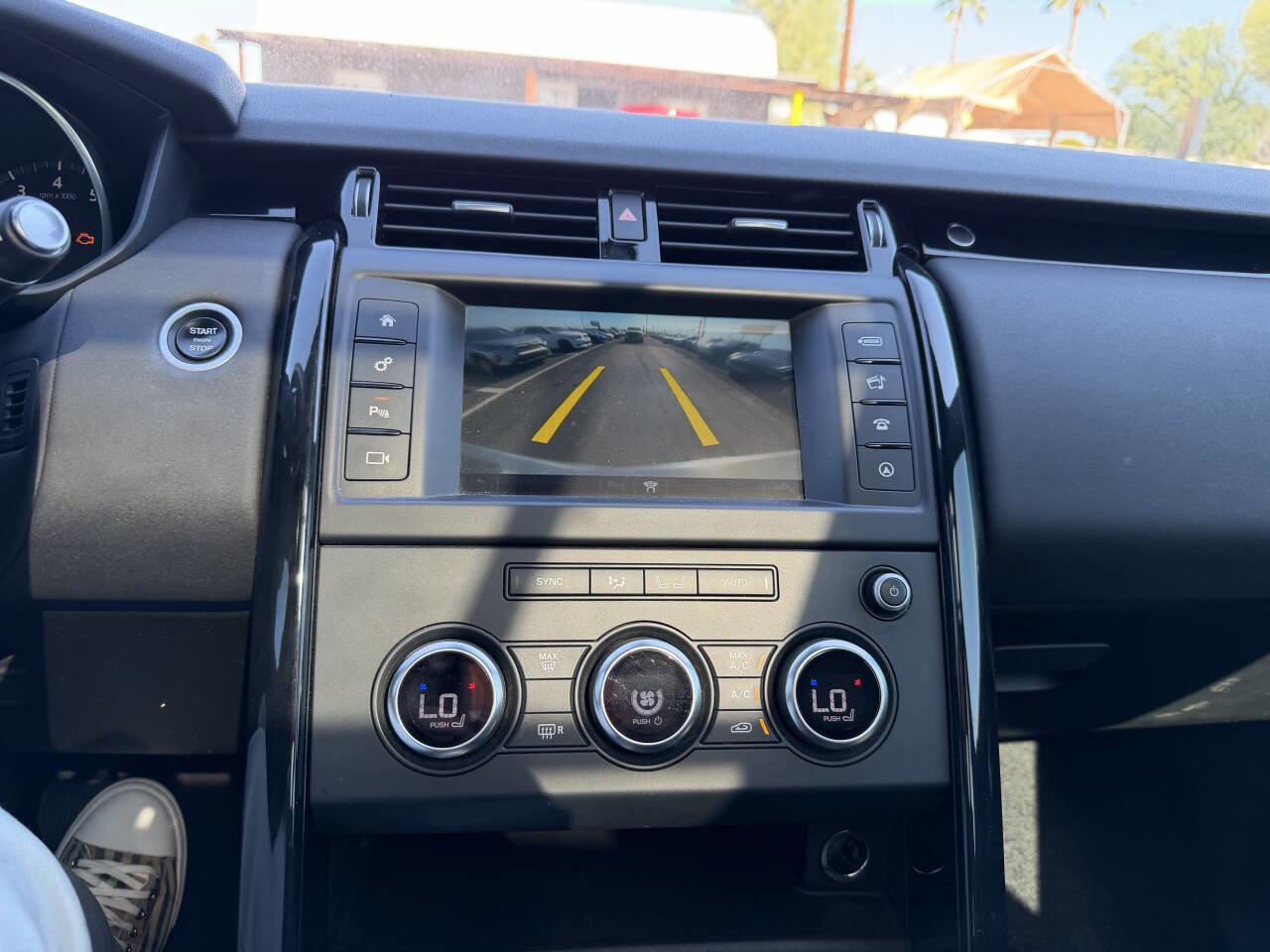 Used 2017 Land Rover Discovery SE image 22