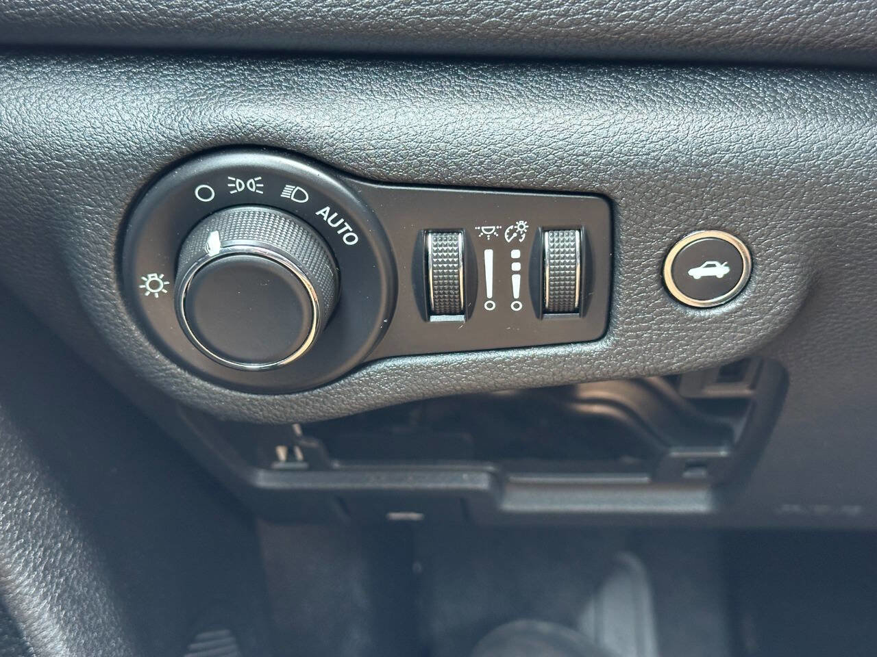 Used 2016 Chrysler 200 Limited image 31