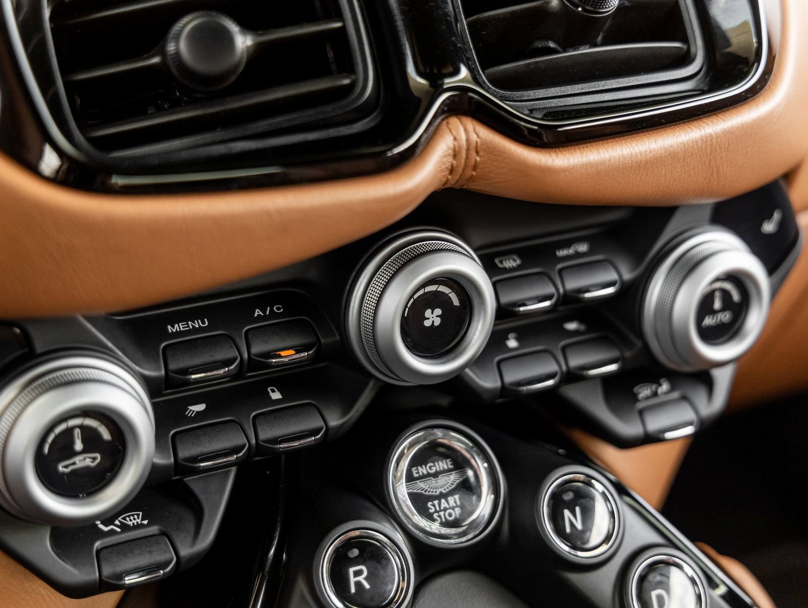 Used 2020 Aston Martin V8 Vantage Coupe RWD image 28