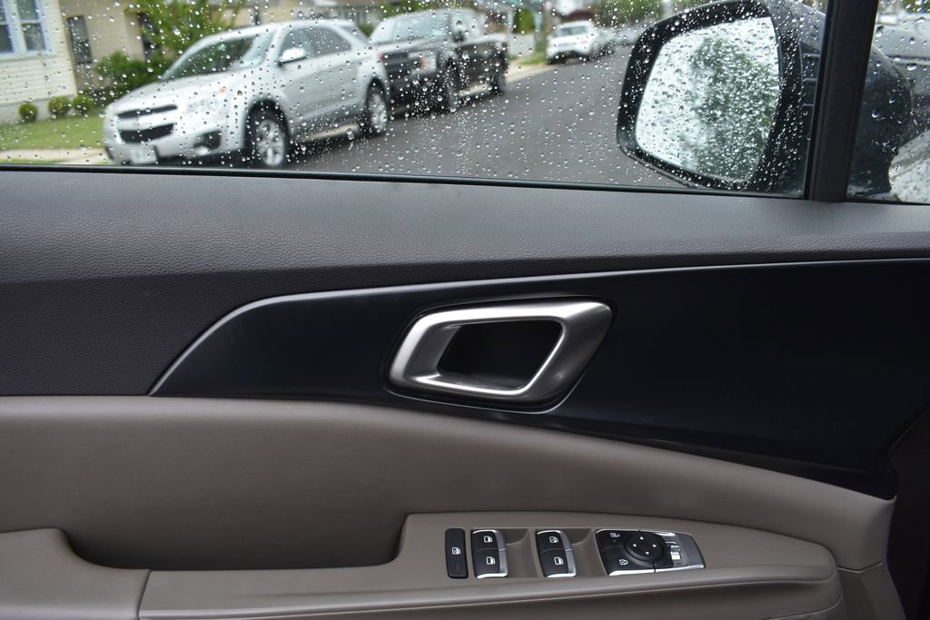Used 2025 Kia Carnival FWD image 13