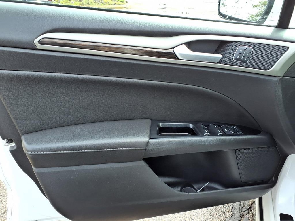 Used 2016 Ford Fusion SE w/ Equipment Group 202A FWD image 12
