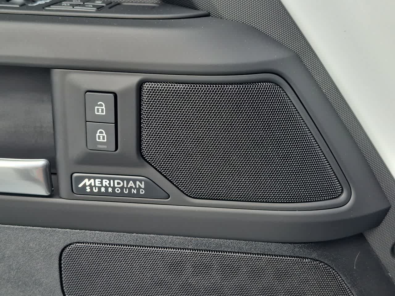 Used 2026 Land Rover Defender 130 X-Dynamic SE AWD/4WD image 31