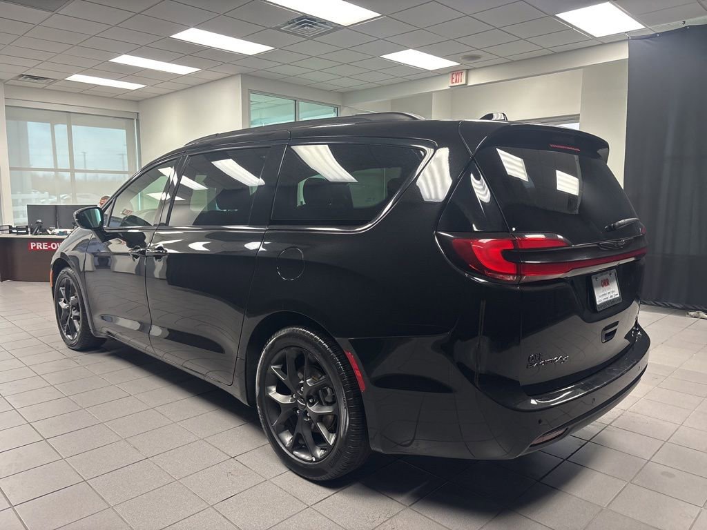 Used 2025 Chrysler Pacifica Limited image 7