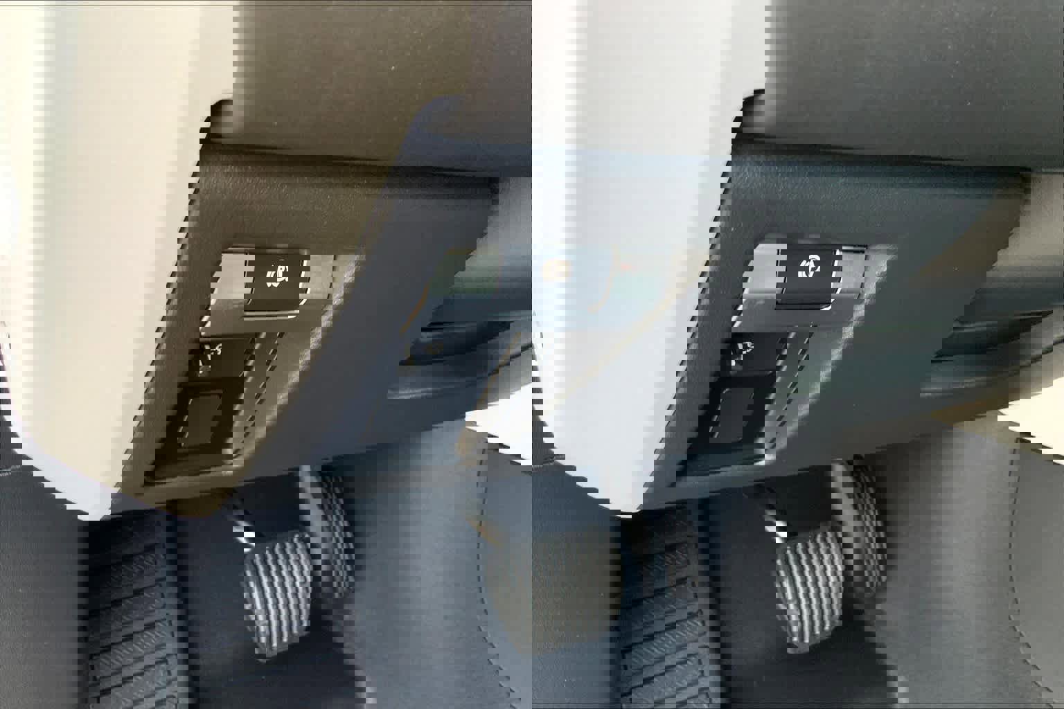 New 2025 Land Rover Defender 90 X-Dynamic SE image 17