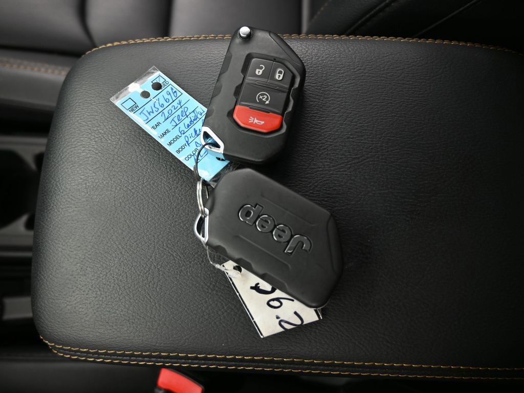 Used 2024 Jeep Gladiator Sport w/ Premium Package image 17