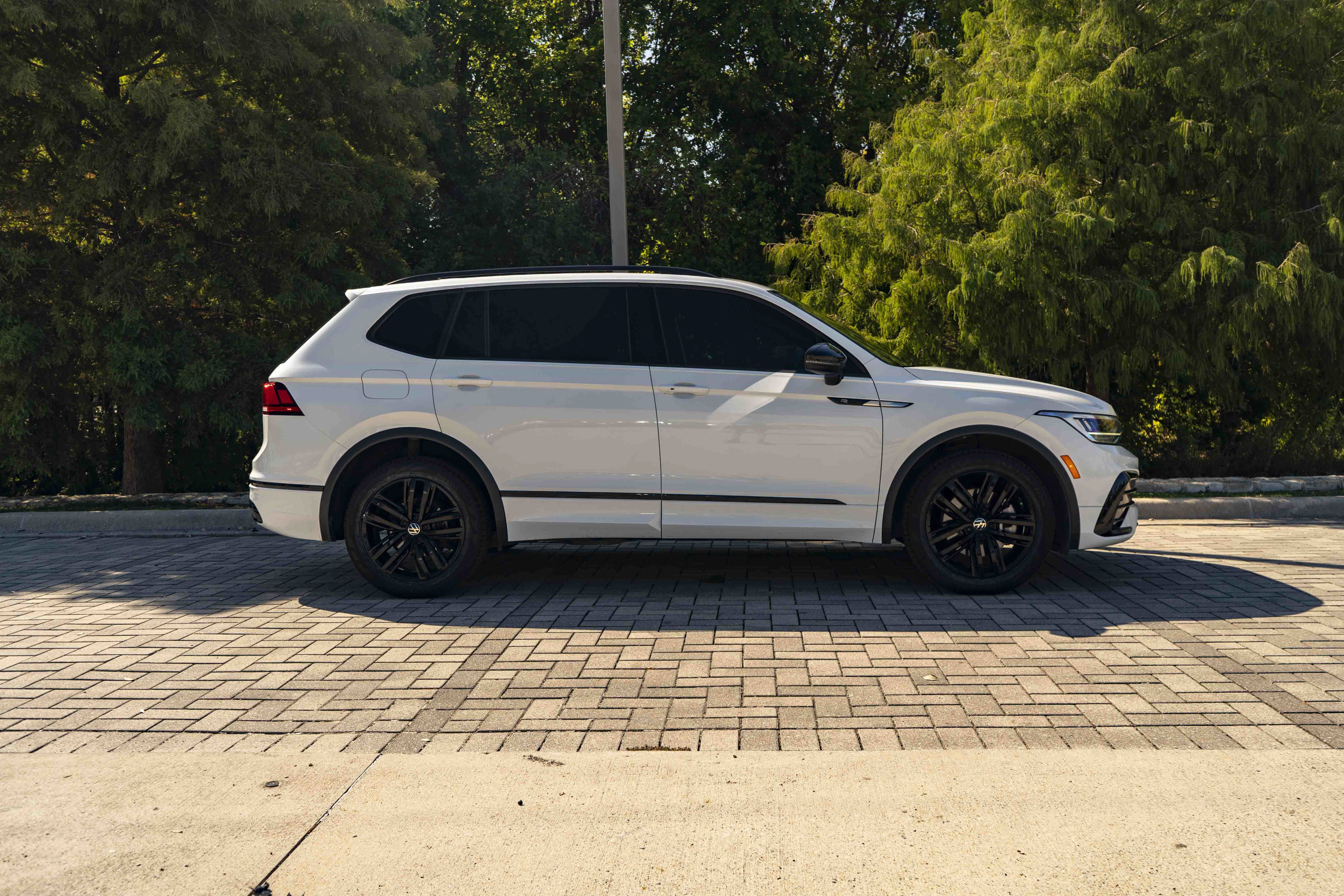 Certified 2022 Volkswagen Tiguan SE R-Line FWD image 9