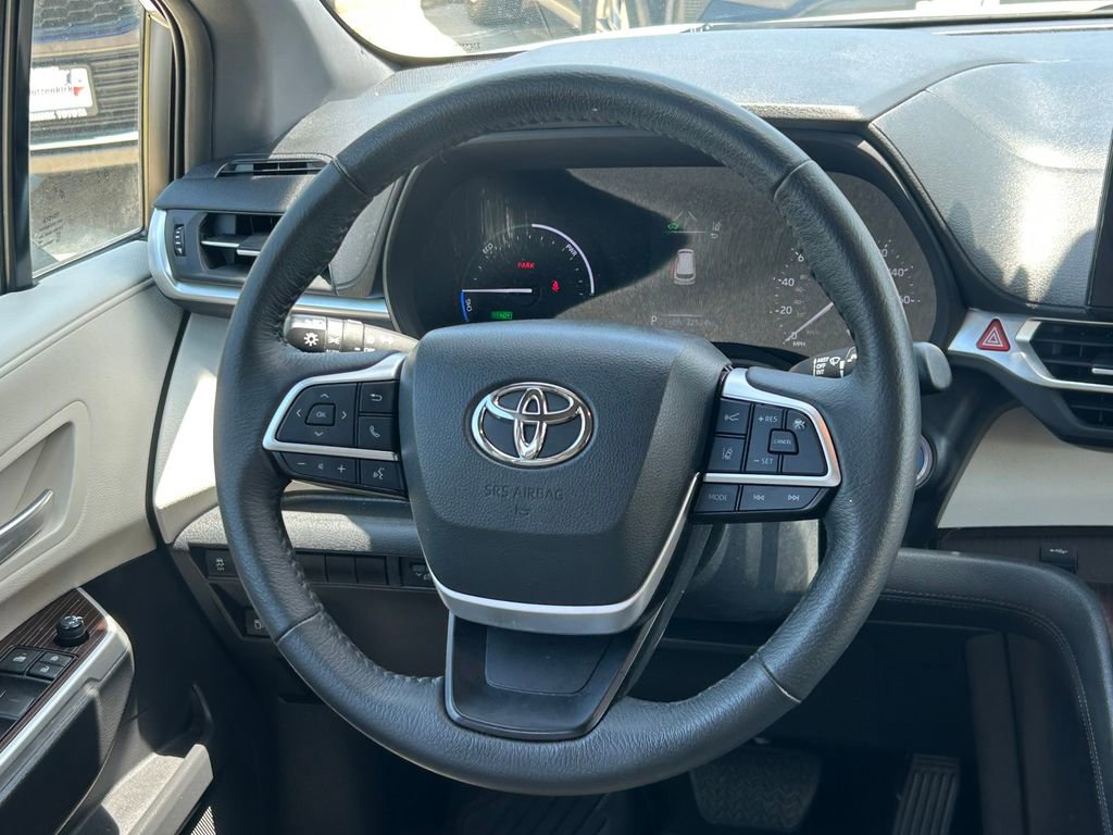 Used 2023 Toyota Sienna XLE FWD image 41