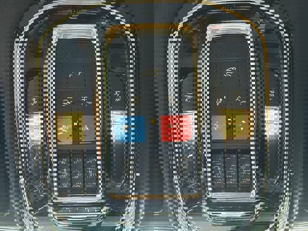 Used 2023 Jeep Grand Cherokee Summit w/ Luxury Tech Group V image 33