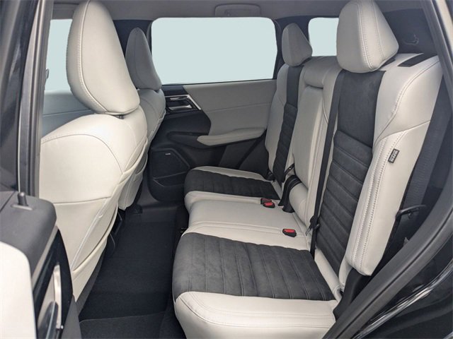 New 2025 Mitsubishi Outlander SE image 16