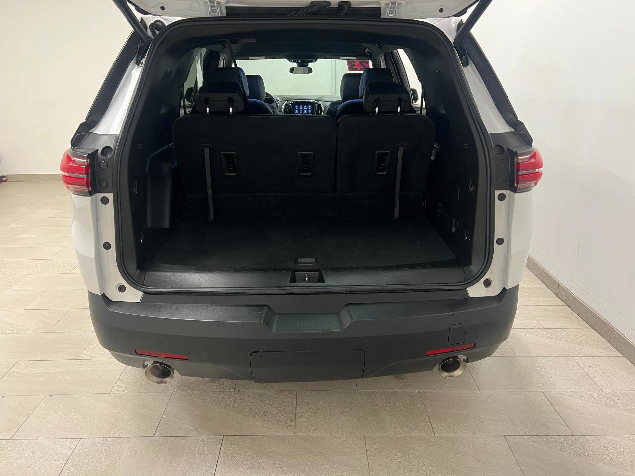 Used 2023 Chevrolet Traverse LT FWD image 18