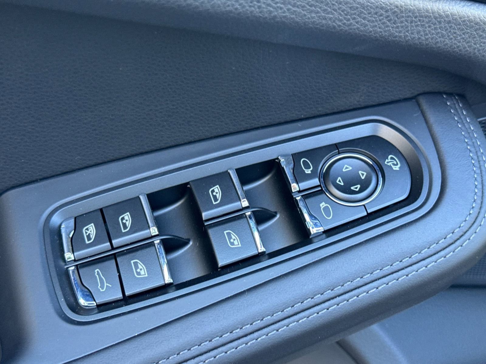 New 2026 Porsche Macan AWD/4WD image 13