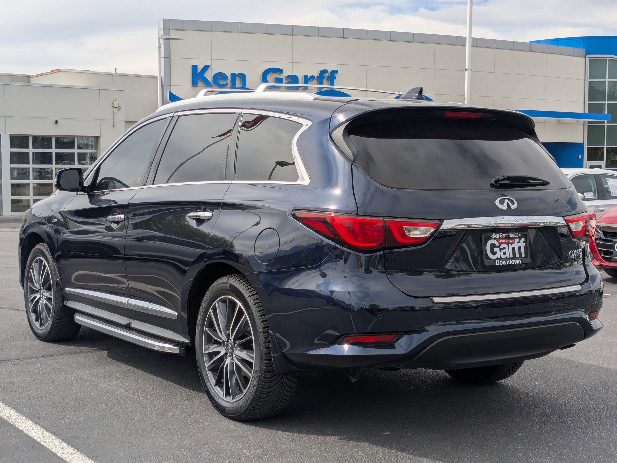Used 2017 INFINITI QX60 Luxe w/ Deluxe Technology Package image 8