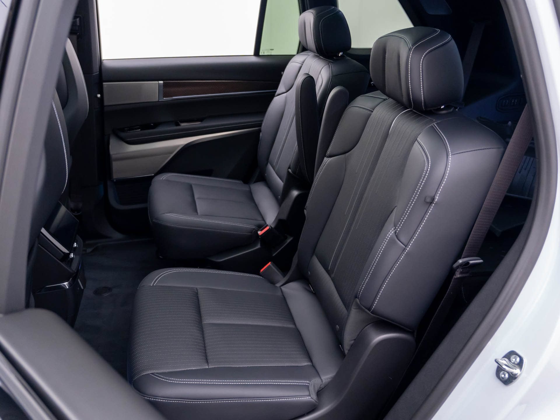 New 2027 Cadillac Vistiq Luxury w/ LPO, Floor Liner Package AWD/4WD image 16