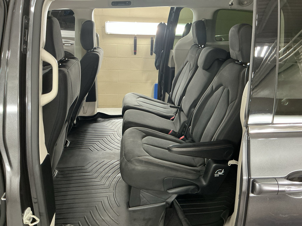 Used 2019 Chrysler Pacifica Touring Plus w/ Tire & Wheel Group FWD image 22