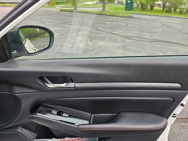 Used 2024 Nissan Altima 2.5 SR FWD image 14