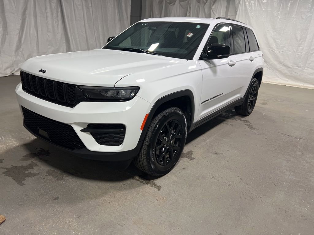 Used 2025 Jeep Grand Cherokee Altitude image 3