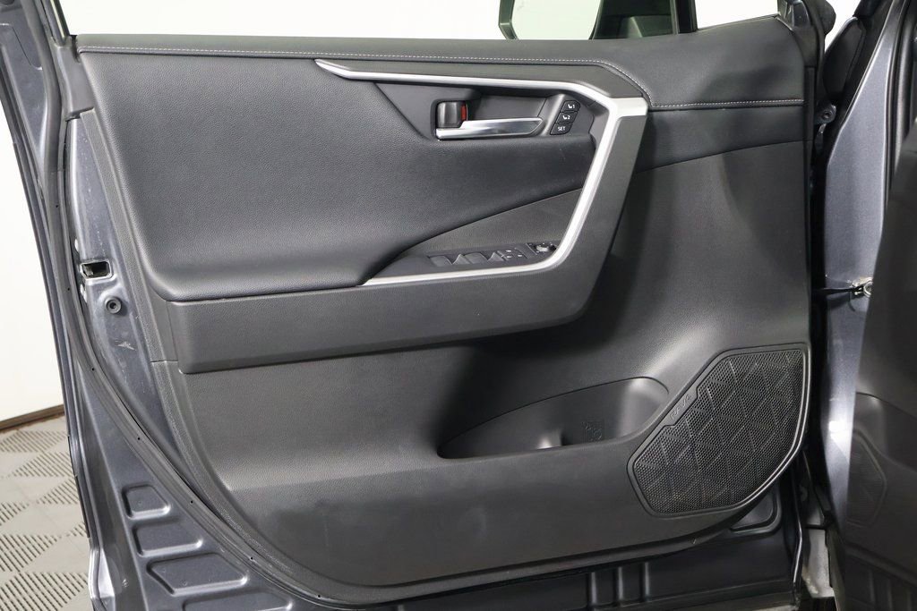 Used 2020 Toyota RAV4 Limited image 12