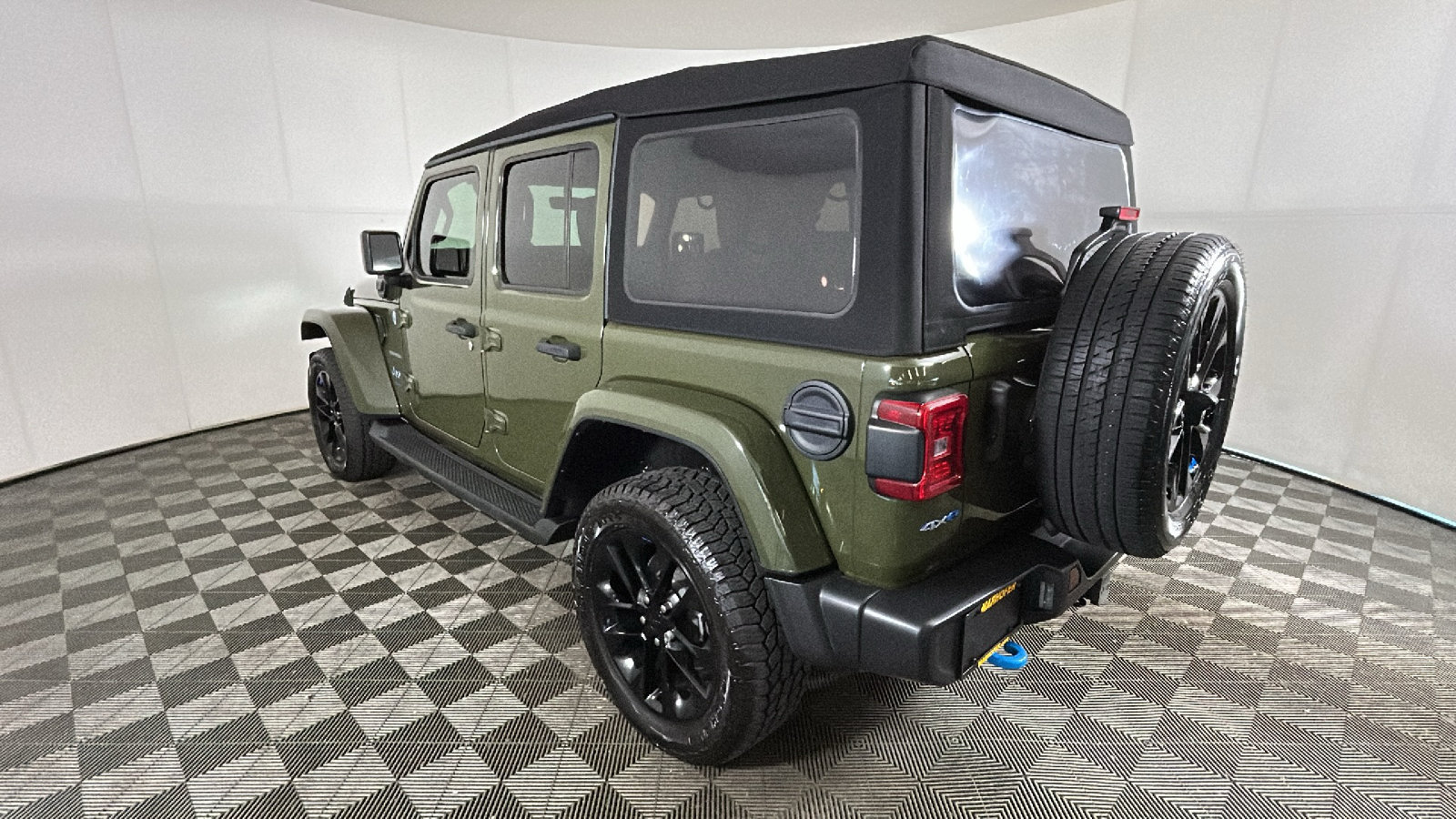 Used 2023 Jeep Wrangler Unlimited Sahara AWD/4WD image 5