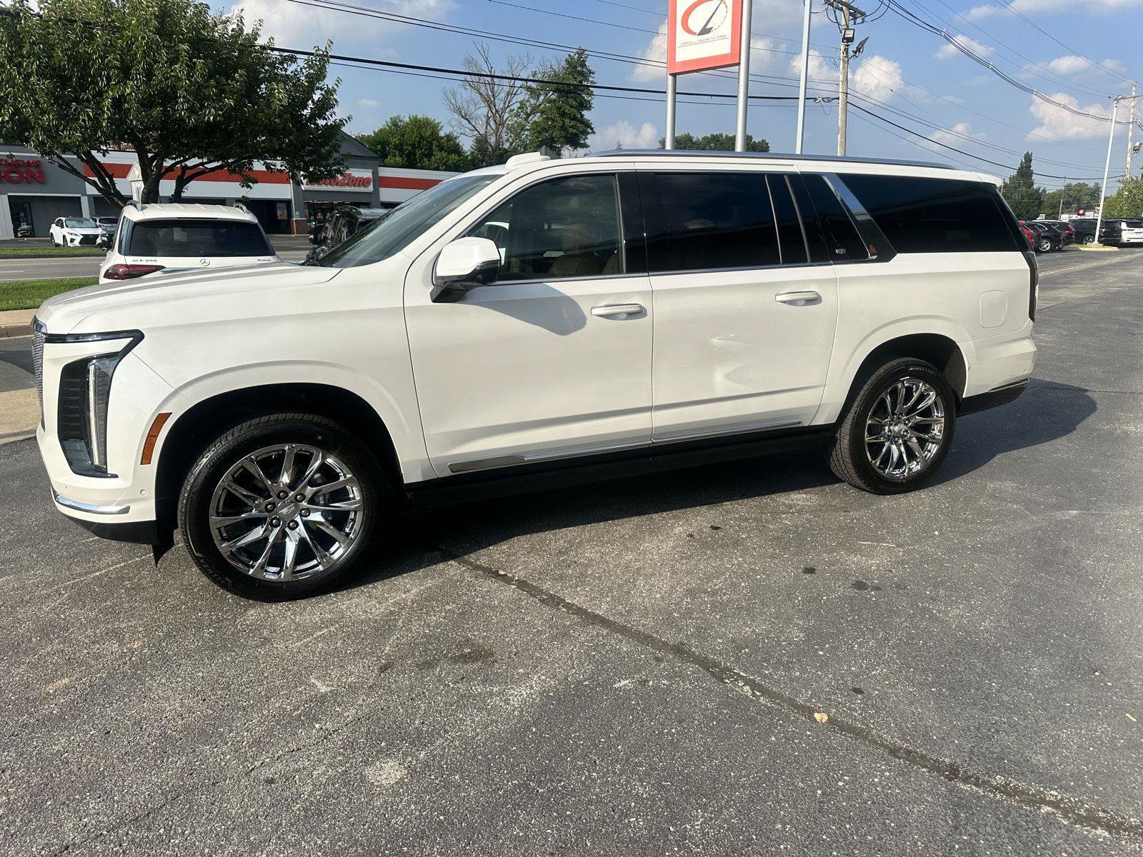 Used 2025 Cadillac Escalade ESV Premium Luxury w/ LPO, Radiant Package AWD/4WD image 6