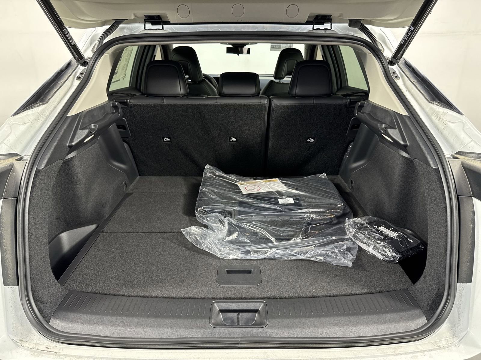 New 2025 Nissan Ariya AWD image 34