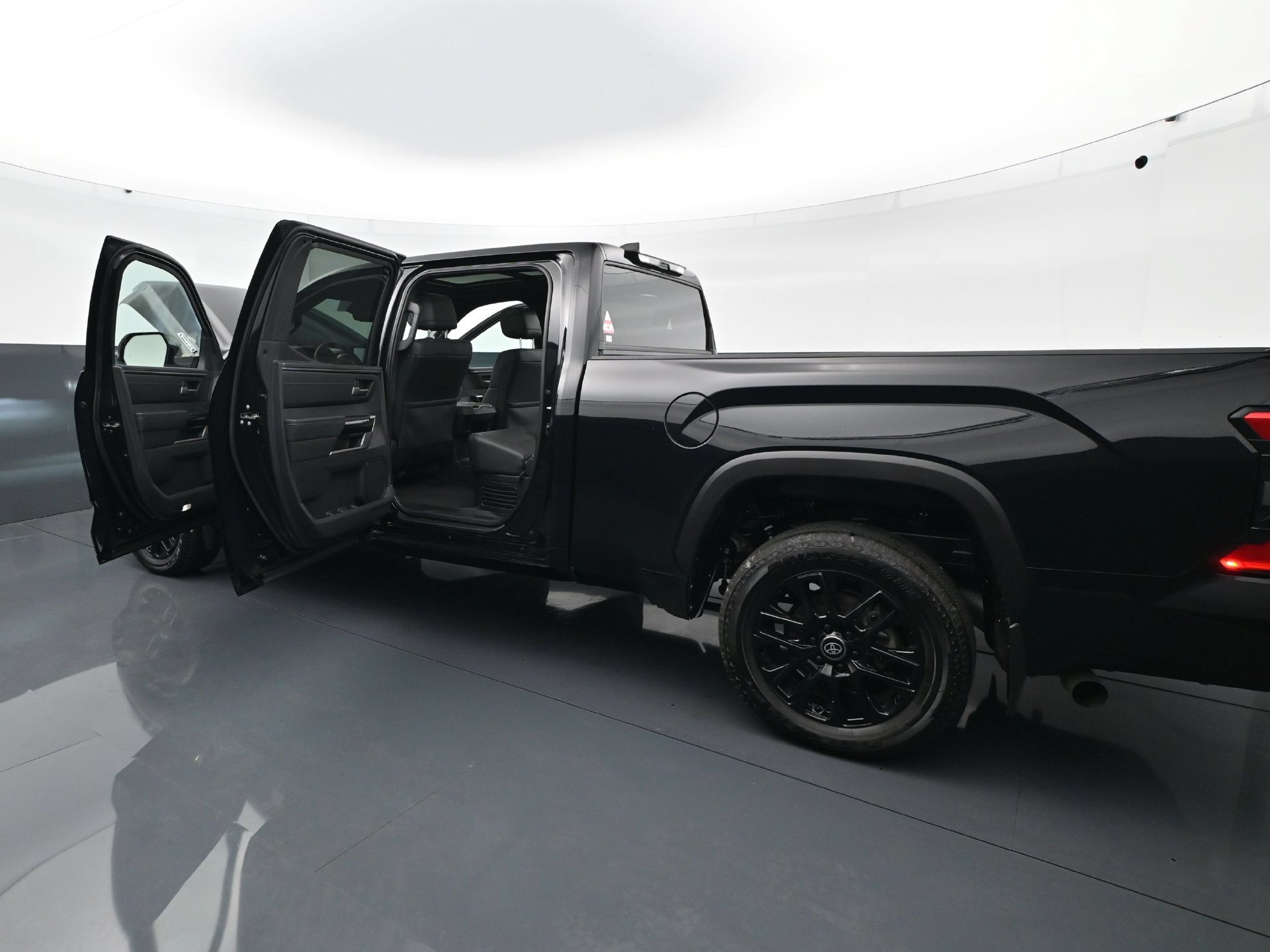Used 2025 Toyota Tundra Limited AWD/4WD image 40