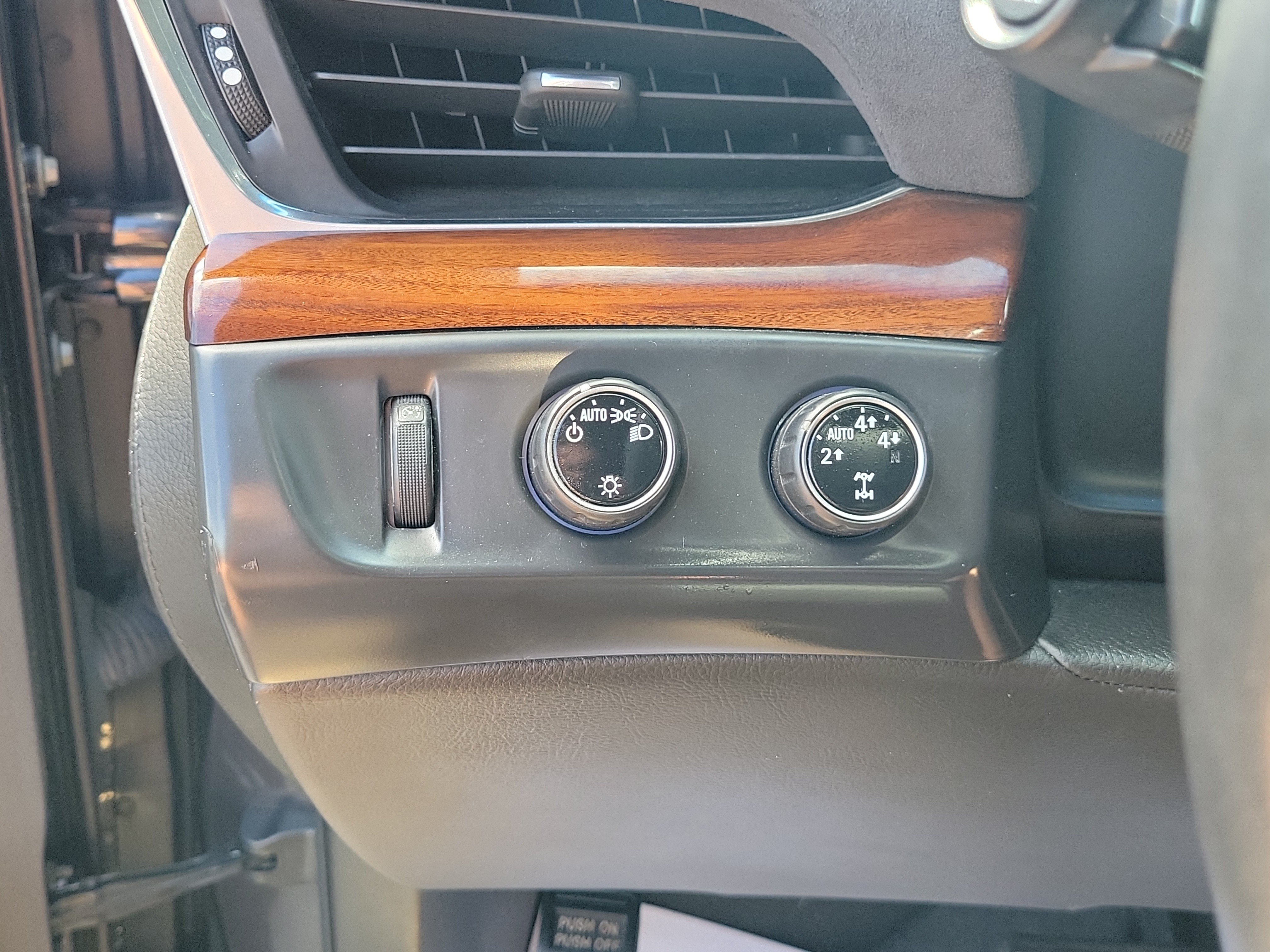 Used 2015 Cadillac Escalade Luxury AWD/4WD image 22
