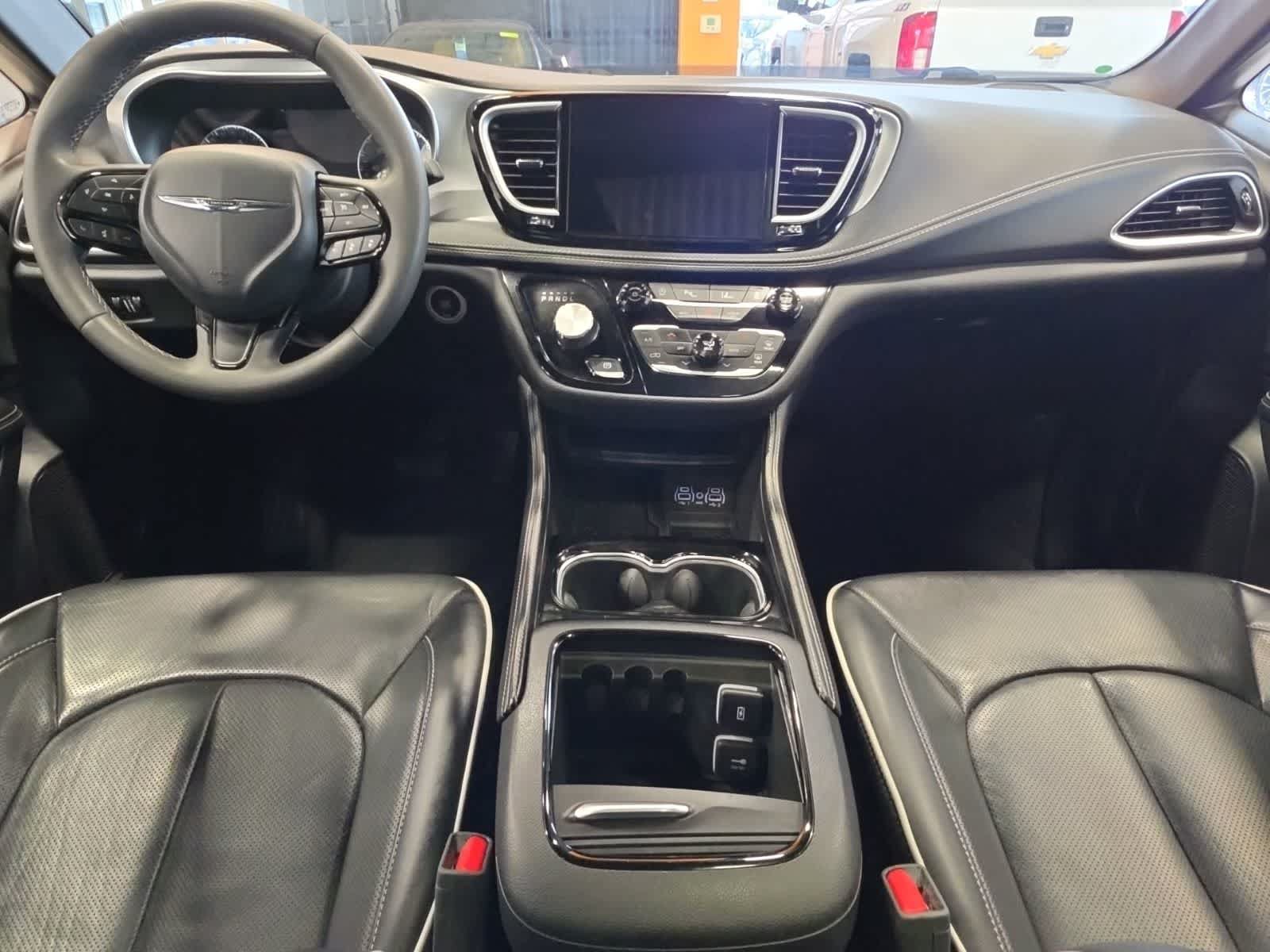 Used 2025 Chrysler Pacifica Limited FWD image 33