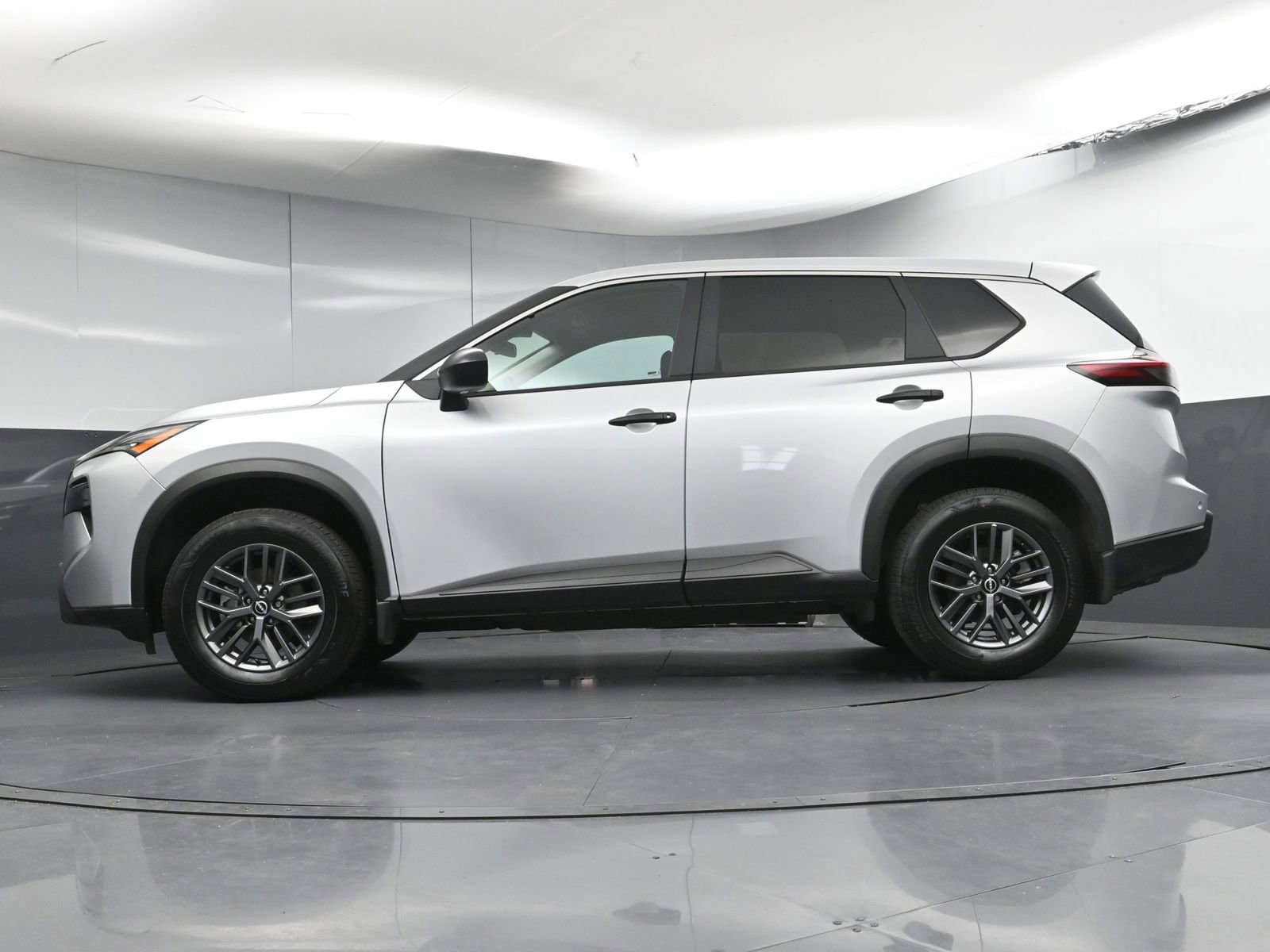 Used 2025 Nissan Rogue S image 26