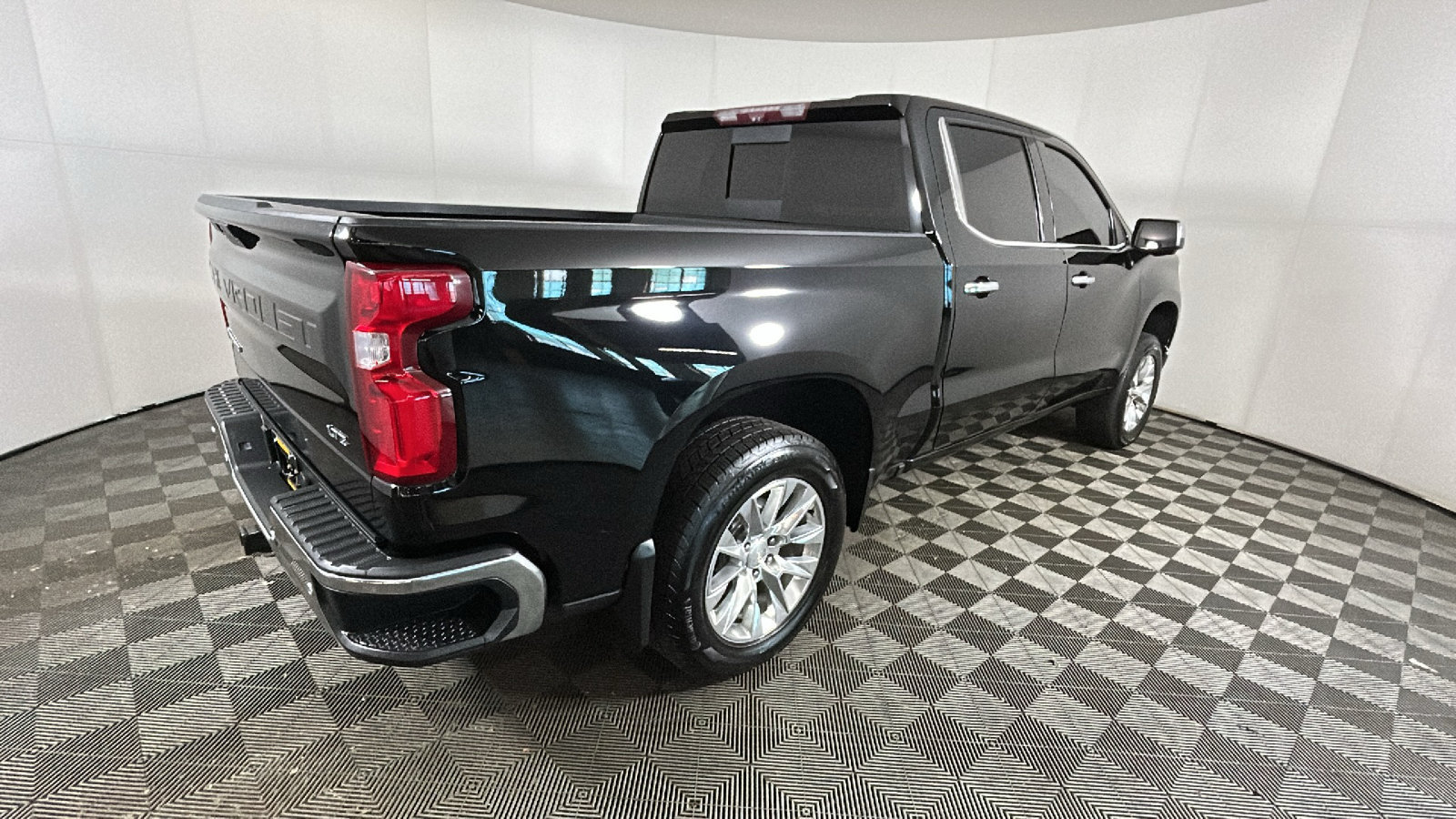 Used 2020 Chevrolet Silverado 1500 LTZ AWD/4WD image 3